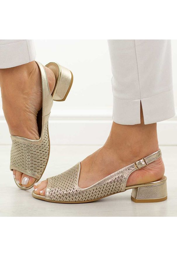 DEONI - Złote S ażurowe skórzane Polskie sandały damskie na obcasie Deoni D521C. Okazja: na ślub cywilny, na wesele, na imprezę. Kolor: złoty. Materiał: skóra. Wzór: ażurowy. Sezon: wiosna, lato. Obcas: na obcasie. Styl: elegancki, klasyczny. Wysokość obcasa: średni