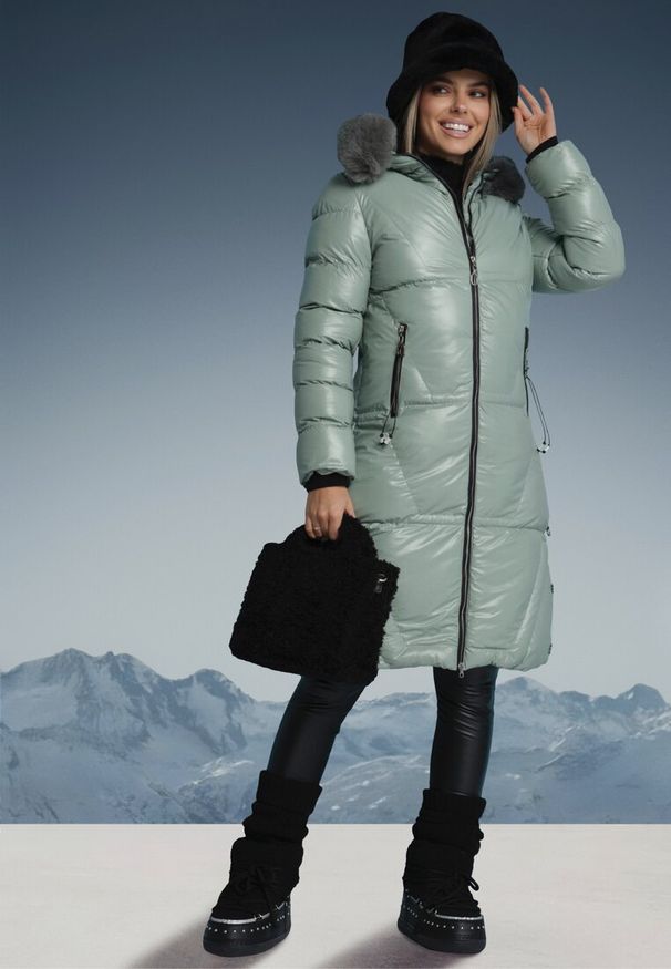 Born2be - Ciemnozielona Pikowana Kurtka z Kapturem i Futerkiem Sahria. Okazja: na co dzień. Typ kołnierza: kaptur. Kolor: zielony. Materiał: futro. Sezon: zima. Styl: casual, elegancki, klasyczny