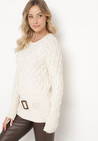 Born2be - Beżowy Sweter z Ozdobnym Splotem z Paskiem i Klamrą Riean. Okazja: na co dzień. Kolor: beżowy. Materiał: jeans. Długość rękawa: długi rękaw. Długość: długie. Wzór: ze splotem. Styl: klasyczny, casual #6