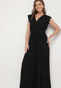 Born2be - Czarny Kombinezon o Kopertowym Kroju z Plisami i Paskiem w Talii Salivania. Okazja: na ślub cywilny, na imprezę, na wesele, na studniówkę. Kolor: czarny. Styl: klasyczny, elegancki #4