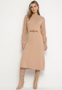Born2be - Ciemnobeżowa Sukienka z Wiskozą Ozdobiona Plisowanymi Rękawami i Paskiem Daikari. Okazja: na co dzień. Kolor: beżowy. Materiał: wiskoza. Wzór: aplikacja. Styl: casual #1