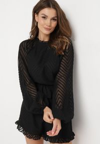 Born2be - Czarny Kombinezon z Tkaniny Plumeti z Bufiastymi Rękawami i Krótkimi Nogawkami Dolene. Okazja: na co dzień. Kolor: czarny. Materiał: tkanina. Długość: krótkie. Styl: casual, elegancki #4