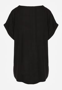 Renee - Czarna Bluzka z Lnem i Wiskozą o Nietoperzowym Kroju z Krótkim Rękawem Herira. Okazja: na co dzień. Typ kołnierza: dekolt w serek. Kolor: czarny. Długość: krótkie. Wzór: aplikacja. Materiał: wiskoza, len. Długość rękawa: krótki rękaw. Sezon: lato. Styl: elegancki, casual #6