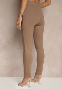 Renee - Ciemnobeżowe Legginsy High Waist z Wiskozą z Cyrkoniowym Guzikiem Naliselle. Okazja: na co dzień. Stan: podwyższony. Kolor: beżowy. Materiał: wiskoza. Styl: elegancki, casual