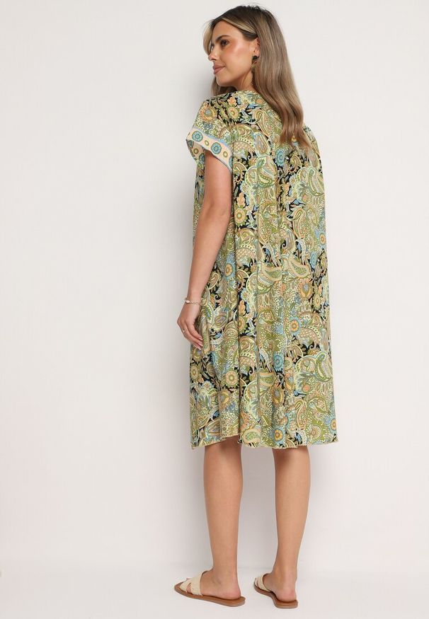 Born2be - Żółto-Zielona Wiskozowa Sukienka o Rozkloszowanym Kroju w Stylu Boho Melnea. Typ kołnierza: dekolt w łódkę. Kolor: żółty. Materiał: wiskoza. Długość rękawa: krótki rękaw. Sezon: lato. Styl: boho