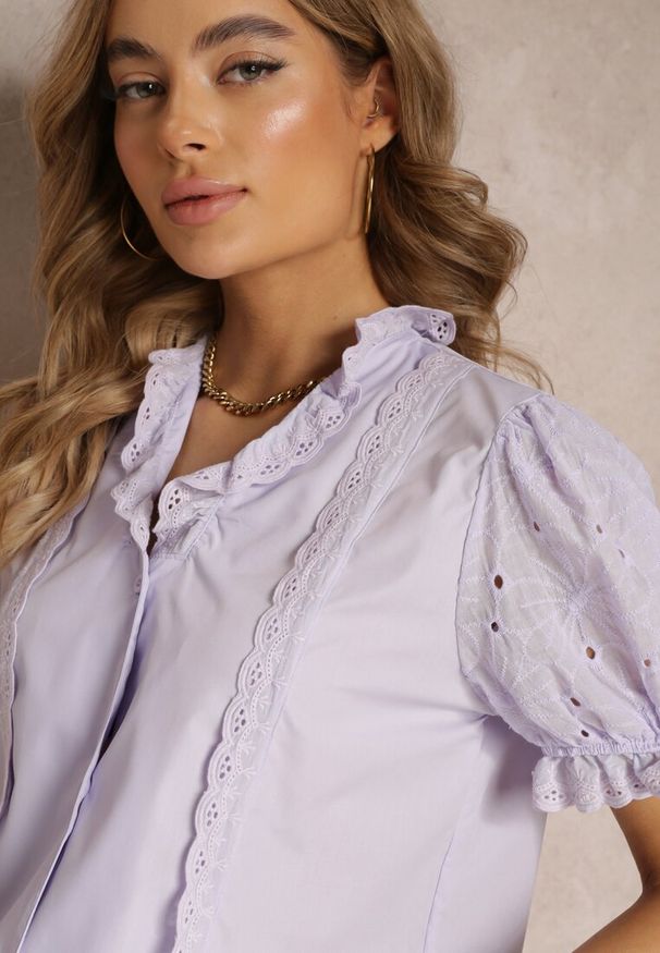 Renee - Fioletowa Koszula z Bufiastymi Rękawami i Koronkowymi Wstawkami Rathima. Okazja: na co dzień. Kolor: fioletowy. Materiał: koronka. Wzór: ażurowy. Styl: casual
