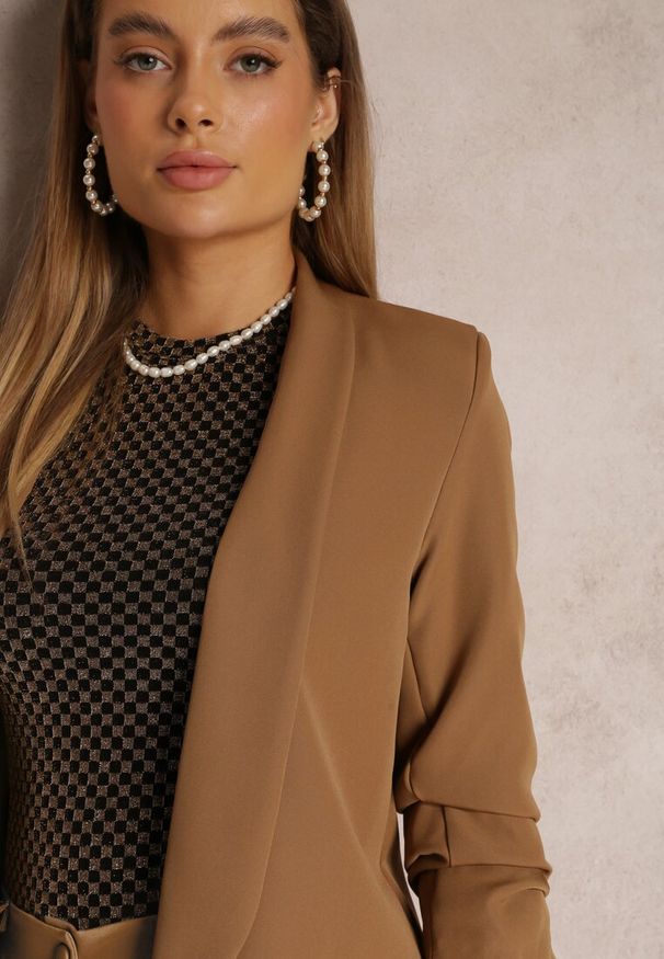 Renee - Ciemnobeżowa Marynarka Rhenona. Kolor: beżowy. Materiał: koronka, satyna. Wzór: jednolity. Styl: klasyczny, elegancki