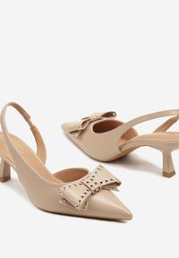 Renee - Ciemnobeżowe Sandały Slingback na Kaczuszce Zdobione Kokardą z Nitami Rizonna. Okazja: na co dzień. Kolor: beżowy. Wzór: aplikacja. Obcas: na szpilce. Styl: casual, klasyczny, elegancki. Wysokość obcasa: średni #2