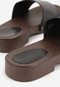 Born2be - Czarne Klapki w Klasycznym Stylu z Nitami Talove. Okazja: na co dzień. Kolor: czarny. Styl: klasyczny #8