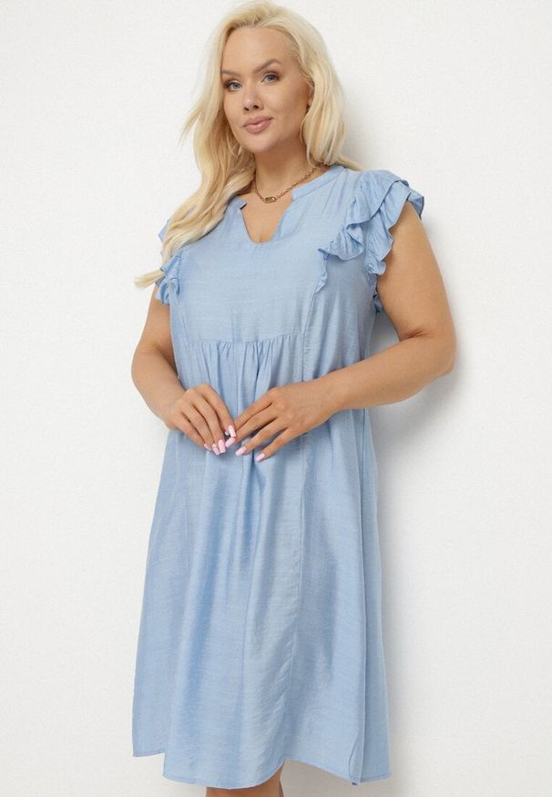 Born2be - Jasnoniebieska Sukienka Pudełkowa z Bawełną i Trójkątnym Dekoltem Ozdobiona Falbankami Vikirva. Typ kołnierza: kołnierz z falbankami. Kolor: niebieski. Materiał: bawełna. Wzór: aplikacja. Sezon: lato. Styl: klasyczny