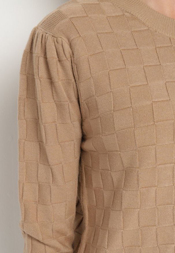 Born2be - Ciemnobeżowy Sweter z Wiskozą Modalem i Ozdobnym Splotem Jaliti. Okazja: na co dzień. Kolor: beżowy. Materiał: wiskoza. Długość rękawa: długi rękaw. Długość: długie. Wzór: ze splotem. Styl: wizytowy, casual