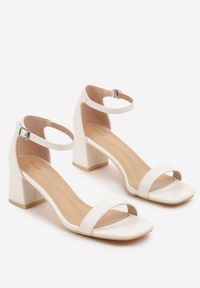 Renee - Białe Sandały Vices na Słupku z Kwadratowym Noskiem Galamia. Okazja: na co dzień. Kolor: biały. Materiał: jeans. Obcas: na słupku. Styl: klasyczny, casual, elegancki. Wysokość obcasa: średni #3