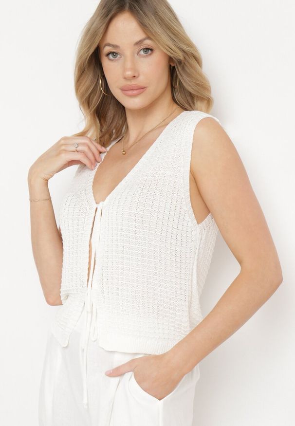 Born2be - Biała Szydełkowa Kamizelka Narzutka w Stylu Boho Norvagia. Okazja: na co dzień. Kolor: biały. Materiał: jeans, materiał. Styl: boho