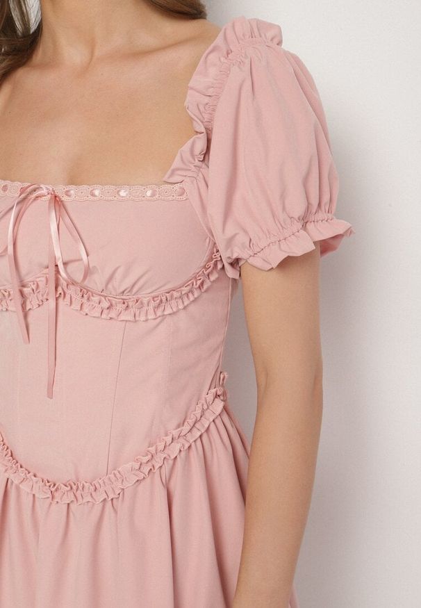 Born2be - Różowa Sukienka Vices w Rustykalnym Stylu z Gorsetowym Wiązaniem Tolaviela. Okazja: na spacer, na imprezę. Typ kołnierza: dekolt gorset. Kolor: różowy. Materiał: jeans. Wzór: aplikacja. Typ sukienki: gorsetowe. Styl: elegancki