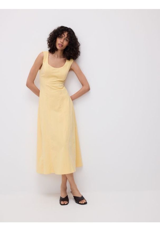 Reserved - Sukienka midi z bawełną - jasnożółty. Kolor: żółty. Materiał: bawełna. Długość: midi