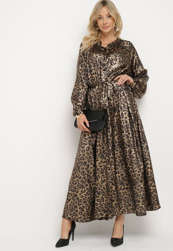 Born2be - Czarno-Złota Sukienka w Panterkę z Efektem Połysku i Wiązanym Paskiem Issadia. Okazja: na co dzień. Kolor: czarny. Materiał: skóra. Długość rękawa: długi rękaw. Wzór: motyw zwierzęcy. Styl: casual
