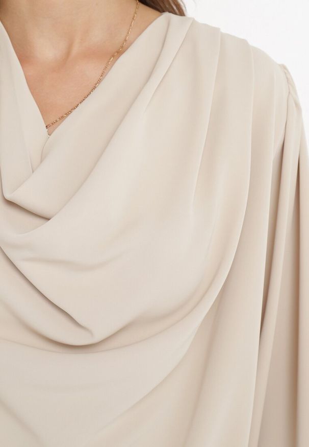 Born2be - Beżowa Bluzka z Dekoracyjną Marszczoną Zakładką z Przodu Tisani. Kolor: beżowy. Styl: elegancki