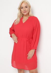 Born2be - Czerwona Sukienka z Paskiem Yiridi. Kolor: czerwony. Długość rękawa: długi rękaw. Typ sukienki: trapezowe. Długość: midi #1