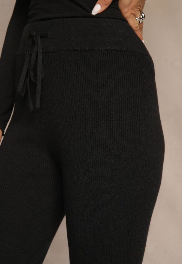 Renee - Czarne Dzianinowe Spodnie z Wiskozą o Kroju Flare Zetene. Okazja: na co dzień, na spacer. Kolor: czarny. Materiał: dzianina, wiskoza. Styl: casual, klasyczny