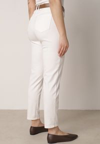 Born2be - Białe Jeansy o Kroju Mom Fit z Bawełną i Wiskozą Ozdobione Paskiem Salmirra. Okazja: na co dzień. Stan: podwyższony. Kolor: biały. Wzór: aplikacja. Styl: casual #3