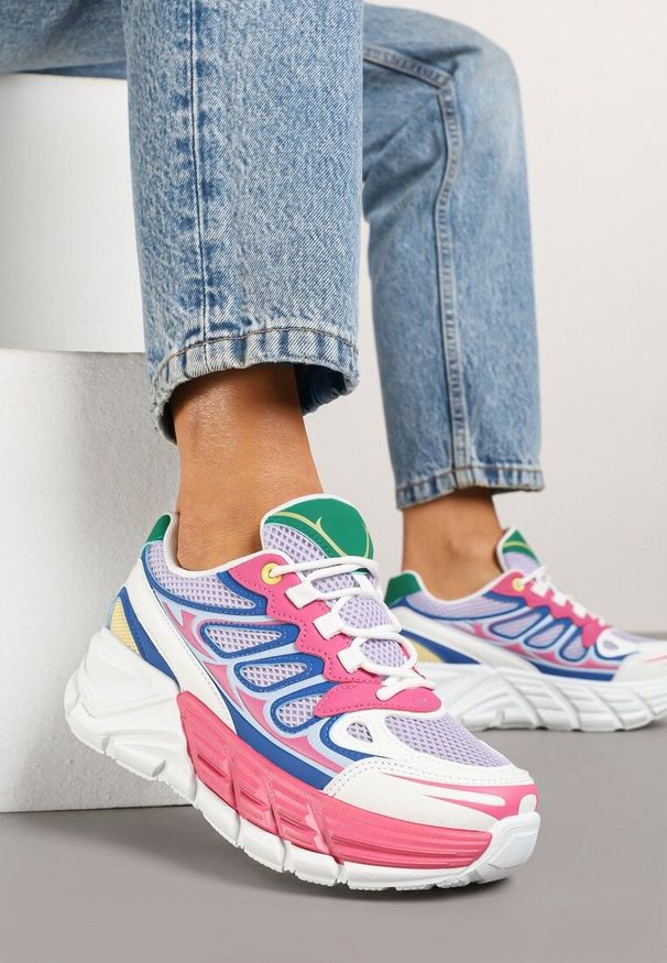 Born2be - Fuksjowe Sneakersy w Streetwearowym Stylu na Grubej Podeszwie z Tłoczeniami Siltewi. Okazja: na co dzień. Nosek buta: okrągły. Zapięcie: sznurówki. Kolor: różowy. Materiał: jeans