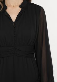 Born2be - Czarna Długa Sukienka Koktajlowa w Stylu Retro z Plisami i Stójką Leowia. Typ kołnierza: kołnierzyk stójkowy. Kolor: czarny. Styl: wizytowy, retro. Długość: maxi #6