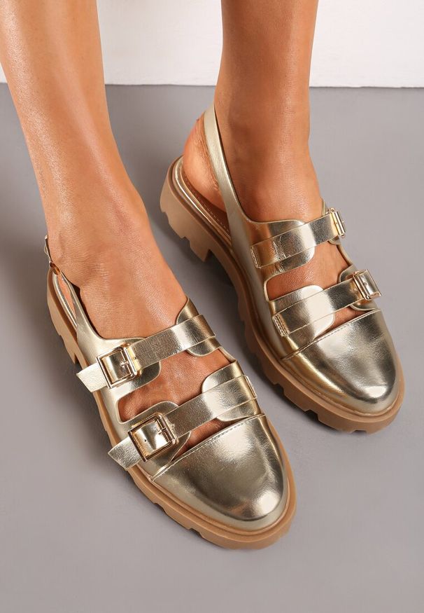 Born2be - Złote Sandały Zapinane na Sprzączkę i Ozdobnymi Klamerkami Esatila. Okazja: na spacer. Zapięcie: sprzączka. Kolor: złoty. Sezon: lato. Styl: elegancki, klasyczny