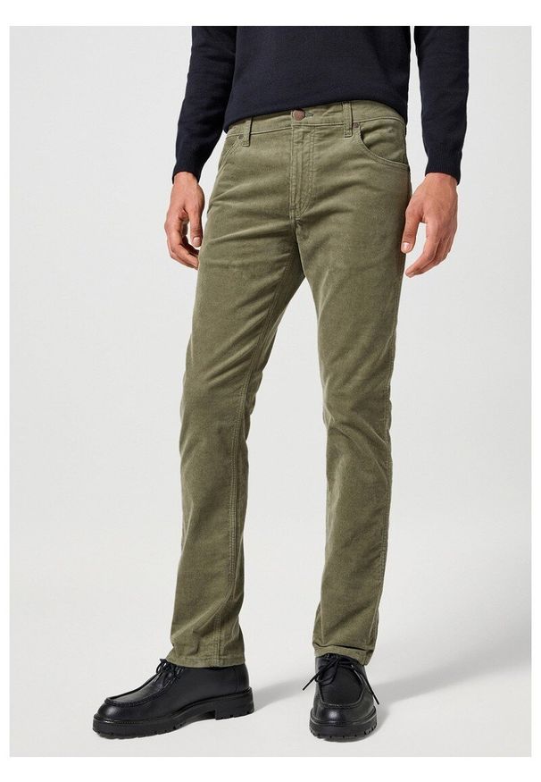 Wrangler - WRANGLER GREENSBORO MĘSKIE SPODNIE MATERIAŁOWE SZTRUKSOWE SZTRUKS DUSTY OLIVE 112356861 W15Q018011. Materiał: materiał, sztruks