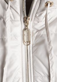 Born2be - Jasnoszara Kamizelka z Nieodpinanym Kapturem i Geometrycznym Pikowaniem Kalousa. Okazja: na co dzień. Kolor: szary. Materiał: jeans, dresówka. Długość rękawa: długi rękaw. Wzór: geometria. Styl: casual, klasyczny #2