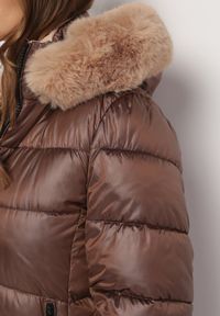 Born2be - Brązowa Pikowana Kurtka Dwustronna przed Kolano z Kapturem i Futerkiem Niragres. Typ kołnierza: kaptur. Kolor: brązowy. Materiał: futro. Wzór: aplikacja #3