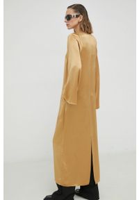By Malene Birger sukienka Brynn kolor żółty maxi prosta. Okazja: na co dzień. Kolor: żółty. Materiał: tkanina, satyna, materiał, acetat. Długość rękawa: długi rękaw. Wzór: ze splotem. Typ sukienki: proste. Styl: casual. Długość: maxi #2