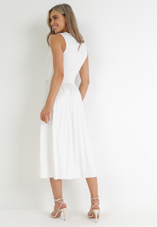 Born2be - Biała Sukienka Midi Bez Rękawów z Plisowanym Dołem Dreana. Kolor: biały. Długość rękawa: bez rękawów. Styl: elegancki. Długość: midi