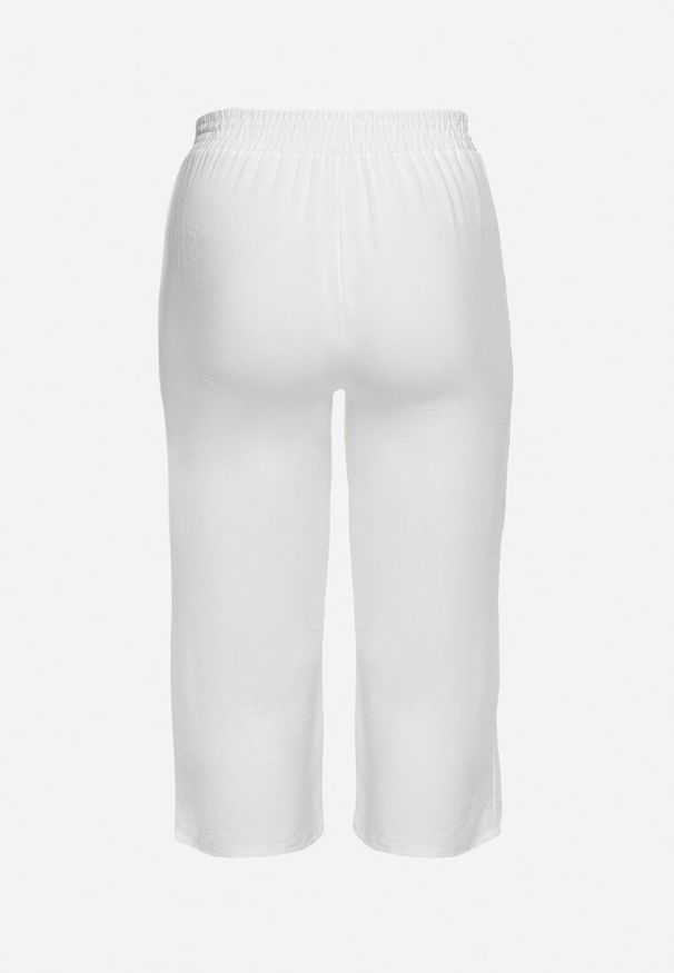 Born2be - Białe Szerokie Spodnie z Wysokim Stanem z Gumką w Talii i Nogawkami Długości 3/4 Levolia. Okazja: na co dzień. Stan: podwyższony. Kolekcja: plus size. Kolor: biały. Materiał: jedwab. Styl: casual, elegancki