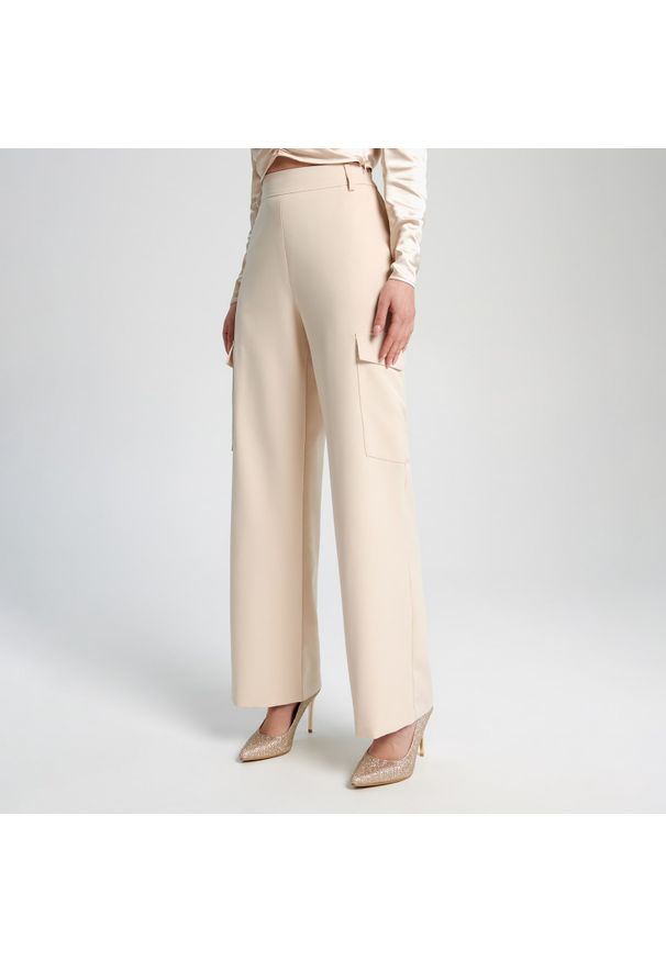 Sinsay - Spodnie cargo - Kremowy. Kolor: kremowy