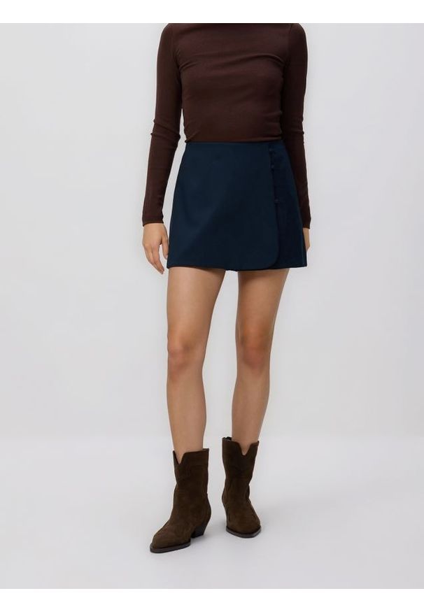 Reserved - Spódnico-szorty z dodatkiem wiskozy - granatowy. Kolor: niebieski. Materiał: wiskoza. Wzór: gładki