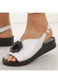 DEONI - Białe skórzane Polskie sandały damskie na platformie Deoni L134. Okazja: na co dzień. Kolor: biały. Materiał: skóra. Wzór: aplikacja, kwiaty. Sezon: wiosna, lato. Obcas: na platformie. Styl: casual, elegancki, klasyczny, wizytowy #1