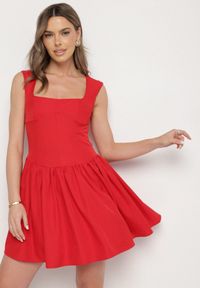 Born2be - Czerwona Rozkloszowana Sukienka Ozdobiona Kwadratowym Dekoltem Halelira. Okazja: na co dzień. Typ kołnierza: dekolt kwadratowy. Kolor: czerwony. Wzór: aplikacja. Typ sukienki: rozkloszowane, proste. Styl: klasyczny, casual, elegancki #2