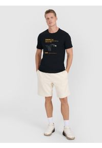 4f - 4F T-shirt regular z nadrukiem męski - czarny XL. Okazja: na co dzień. Kolor: czarny. Materiał: bawełna, materiał, jersey. Długość rękawa: krótki rękaw. Długość: krótkie. Wzór: nadruk. Styl: klasyczny, sportowy, casual