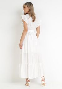 Born2be - Biała Rozkloszowana Sukienka z Wiązanym Paskiem Nonru. Kolor: biały. Materiał: materiał. Wzór: aplikacja. Styl: wakacyjny. Długość: maxi #4