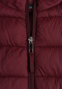 Born2be - Bordowa Pikowana Kamizelka Przejściowa ze Stójką Edanwen. Typ kołnierza: kołnierzyk stójkowy. Kolekcja: plus size. Kolor: czerwony. Materiał: jeans, nylon. Styl: klasyczny #2