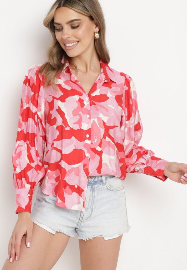 Born2be - Czerwono-Różowa Koszula z Długim Rękawem Zapinana na Guziki Viassa. Okazja: na spotkanie biznesowe, na co dzień. Kolor: czerwony. Materiał: wiskoza, materiał. Długość rękawa: długi rękaw. Długość: długie. Wzór: kolorowy. Styl: casual, biznesowy