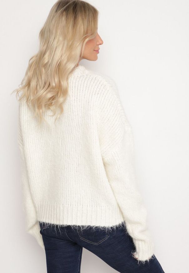 Born2be - Jasnobeżowy Krótki Sweter z Wełną i Głębokim Dekoltem w Serek Savalithia. Typ kołnierza: dekolt w serek. Kolor: beżowy. Materiał: wełna. Długość: krótkie. Sezon: zima