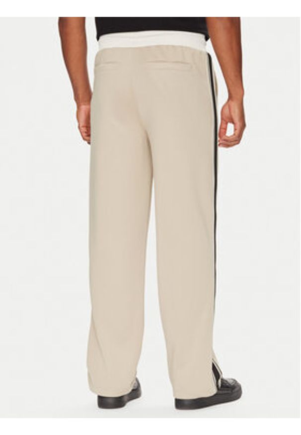 Guess Spodnie dresowe Z5YB14 KCRU2 Beżowy Regular Fit. Kolor: beżowy. Materiał: syntetyk