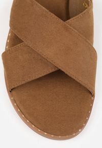 Born2be - Ciemnobeżowe Sandały VICES z Paskami w Kształcie X z Imitacji Zamszu Laraida. Okazja: na co dzień. Zapięcie: pasek. Kolor: beżowy. Materiał: zamsz. Wzór: paski. Sezon: lato. Styl: casual, elegancki #9