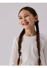 Reserved - Gładka koszulka - złamana biel. Materiał: bawełna. Wzór: gładki