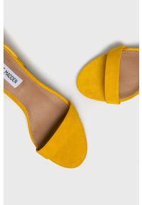 Steve Madden - Sandały skórzane Irenee. Nosek buta: otwarty. Zapięcie: klamry. Kolor: żółty. Materiał: skóra. Obcas: na obcasie. Wysokość obcasa: średni #4