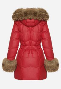 Born2be - Czerwona Pikowana Kurtka z Paskiem i Kapturem Zdobiona Futerkiem Olunelia. Okazja: na co dzień. Kolor: czerwony. Materiał: futro. Wzór: aplikacja. Styl: klasyczny, casual, elegancki #3
