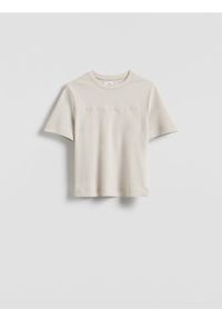 Reserved - T-shirt z haftowanym napisem - beżowy. Kolor: beżowy. Materiał: bawełna. Wzór: haft, napisy