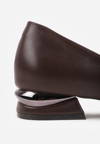Renee - Brązowe Czółenka Vices ze Skórzaną Wkładką Zdobione Metaliczną Aplikacją Asivina. Okazja: na co dzień, na imprezę. Kolor: brązowy. Materiał: skóra. Wzór: aplikacja. Obcas: na obcasie. Styl: casual. Wysokość obcasa: niski #3