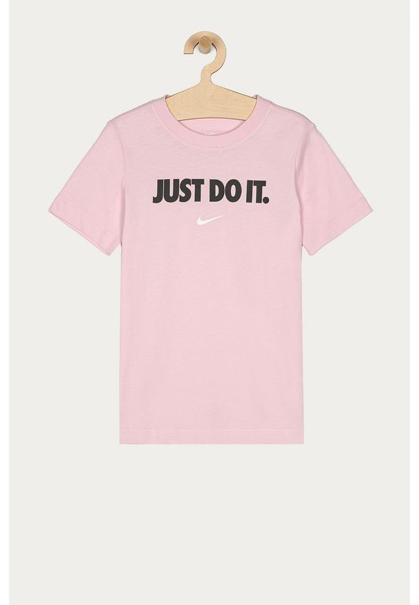 Nike Kids - T-shirt dziecięcy 122-166 cm. Okazja: na co dzień. Kolor: różowy. Materiał: bawełna, dzianina. Wzór: nadruk. Styl: casual